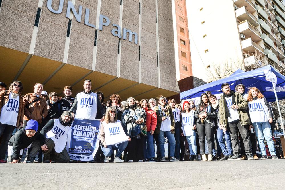 Protesta la docencia universitaria en las escalinatas de la UNLPam