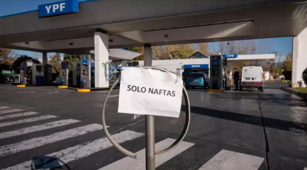 Revelan que la falta de combustibles tiene que ver con el acopio que hacen los distribuidores