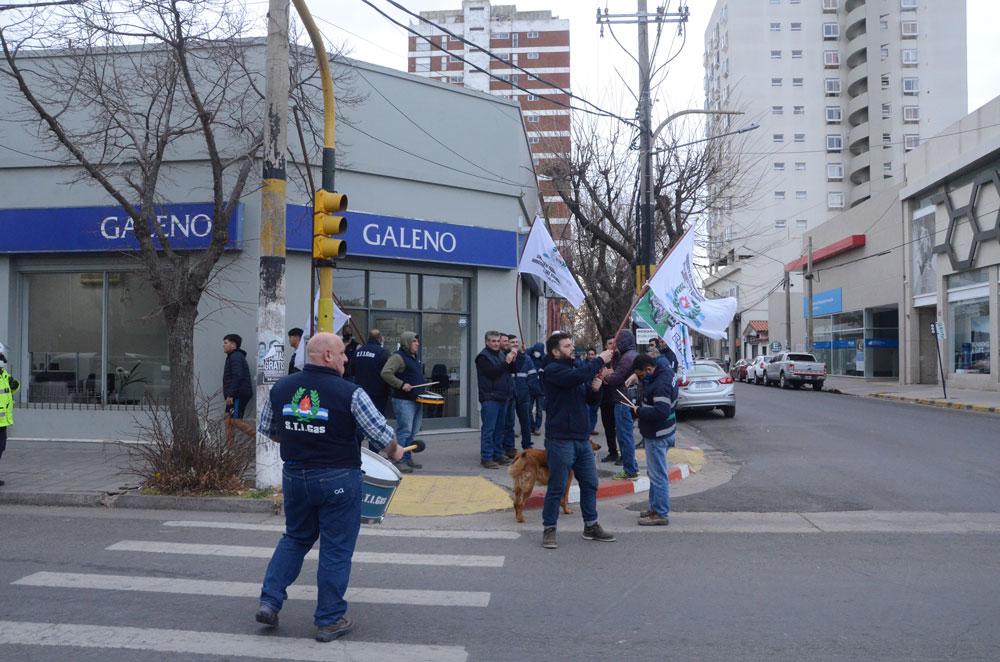 Trabajadores del Gas protestaron contra una prepaga- hace seis meses no tienen farmacia 