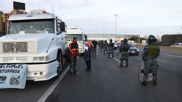 Gasoil- fracasoacute la reunioacuten con funcionarios y los transportistas siguen la protesta