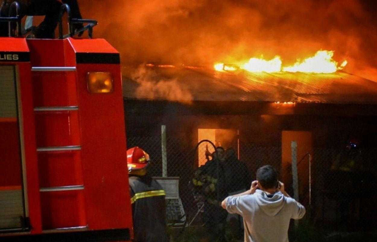 Otro traacutegico incendio dejoacute cuatro muertos en Campana