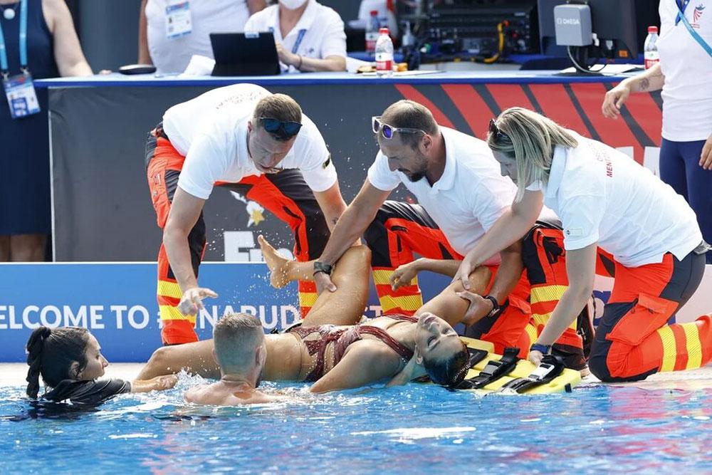 El dramaacutetico rescate de una nadadora que se desvanecioacute y casi muere ahogada