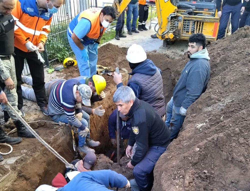 Dos trabajadores quedaron atrapados en una zanja 