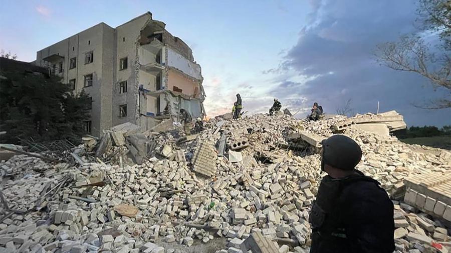 Un bombardeo ruso alcanzoacute un edificio y matoacute a 15 personas en el este de Ucrania