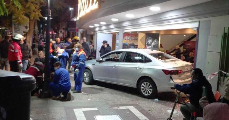 Mendoza- un auto se incrustoacute en un teatro al final de la funcioacuten e hirioacute a 23 espectadores