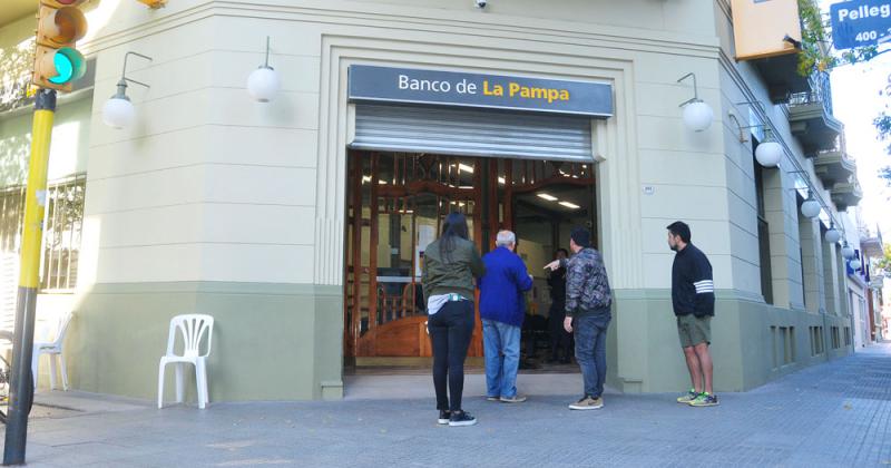 El Banco de La Pampa habilitaraacute nuevamente cajas para el pago a jubilados