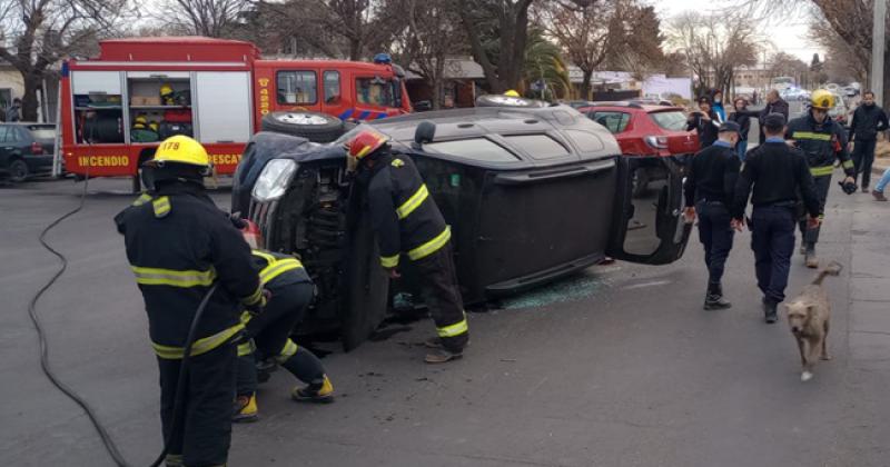 Un herido por un vuelco en el barrio Roca