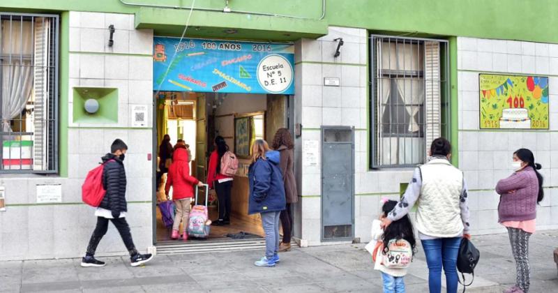 Cuatro provincias sumaraacuten una quinta hora de clases por diacutea