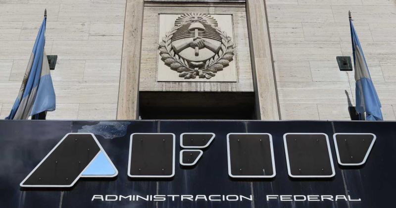 El Gobierno aumenta el impuesto sobre el doacutelar turista- 45 por ciento