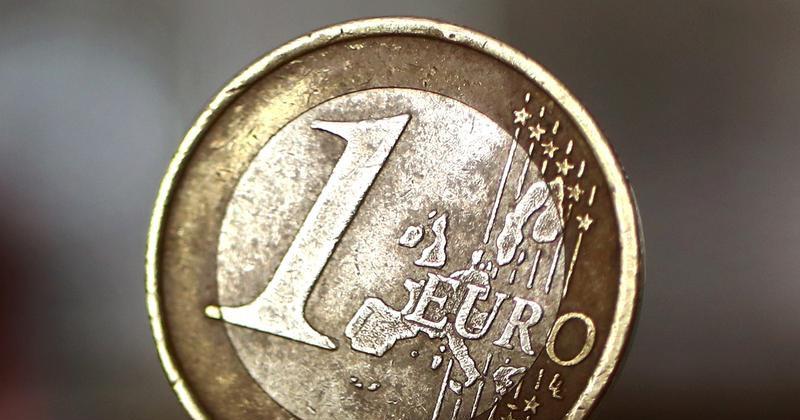 Despueacutes de 20 antildeos el doacutelar vale maacutes que el euro