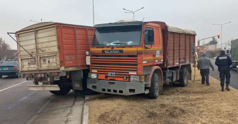 Un camioacuten cortoacute el traacutensito frente al Casino