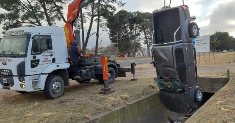 Una camioneta cayoacute a un canal de desaguumle