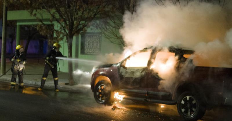 Una camioneta se incendioacute en el centro de Pico 