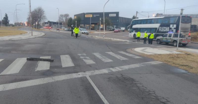 Manejaba alcoholizado derrapoacute en plena avenida Luro y chocoacute contra una columna
