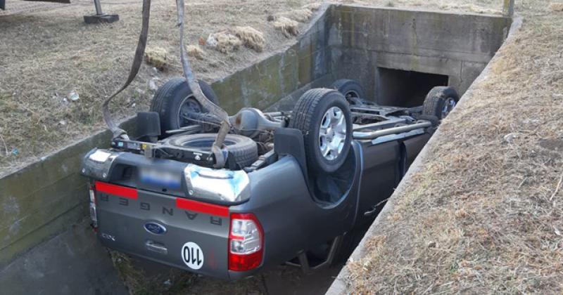 Una camioneta cayoacute a un canal de desaguumle