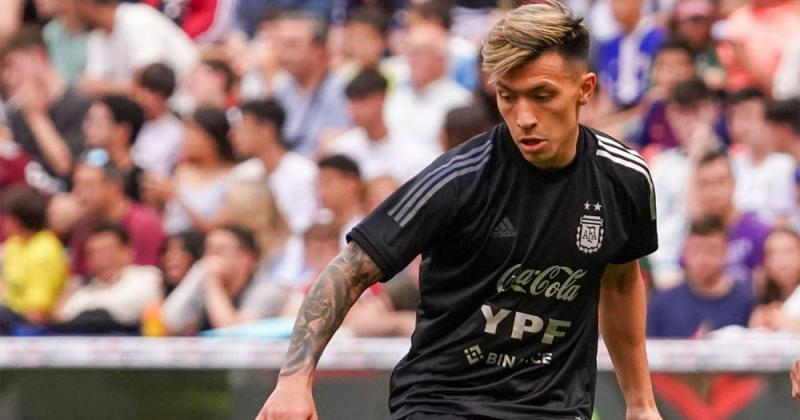 Manchester United confirmoacute el acuerdo con Lisandro Martiacutenez