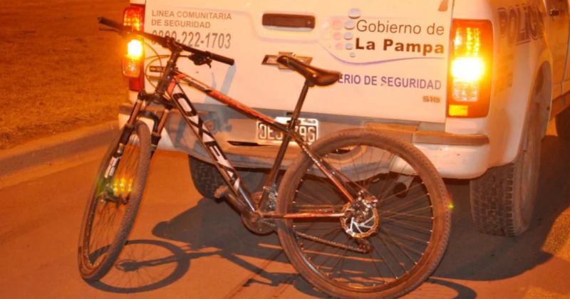 Le sacoacute el auto a su mamaacute y atropelloacute a otro nintildeo en bicicleta