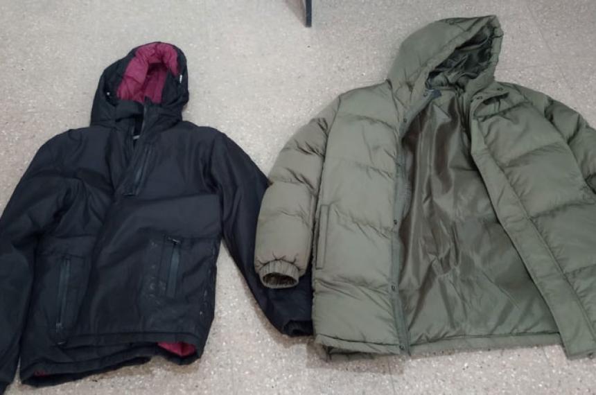 Fingioacute que se probaba ropa y se roboacute dos camperas