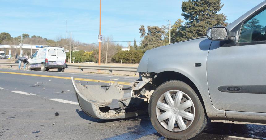 Chocaron un auto y un utilitario  sobre la ruta 35