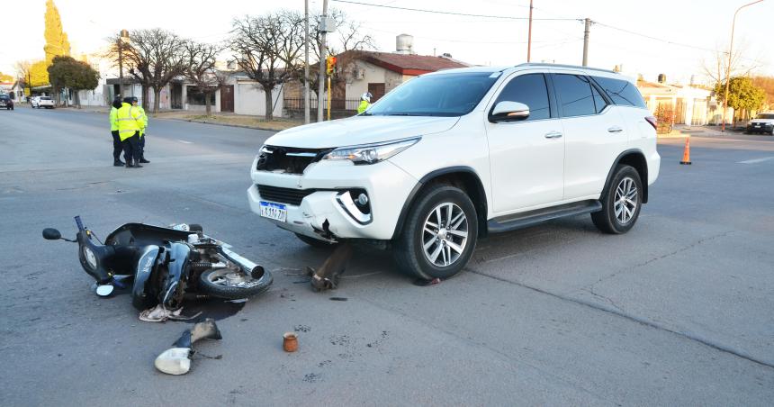 Chocaron una camioneta y una moto- uno de los dos pasoacute en rojo