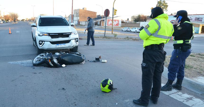 Chocaron una camioneta y una moto- uno de los dos pasoacute en rojo