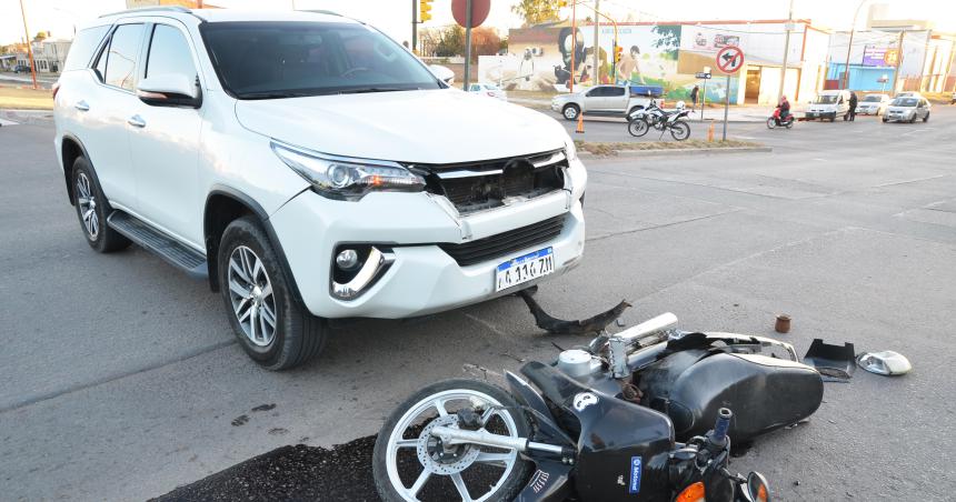 Chocaron una camioneta y una moto- uno de los dos pasoacute en rojo