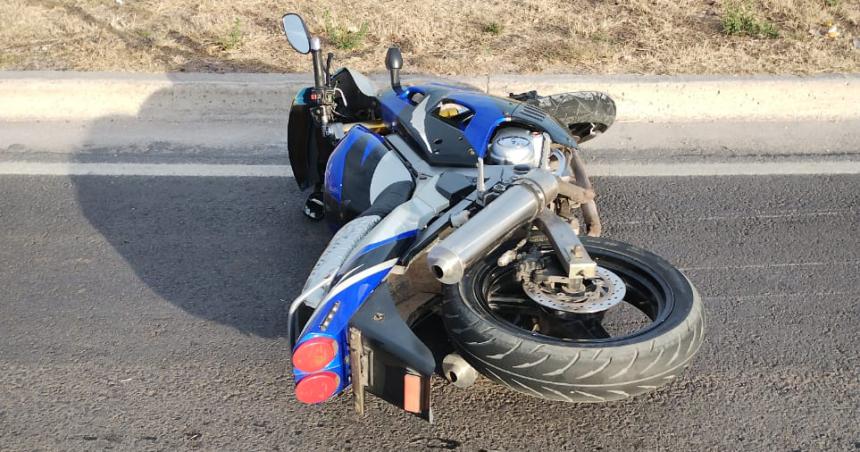 Manejaba por Circunvalacioacuten se le salioacute una rueda y provocoacute la caiacuteda de una motociclista