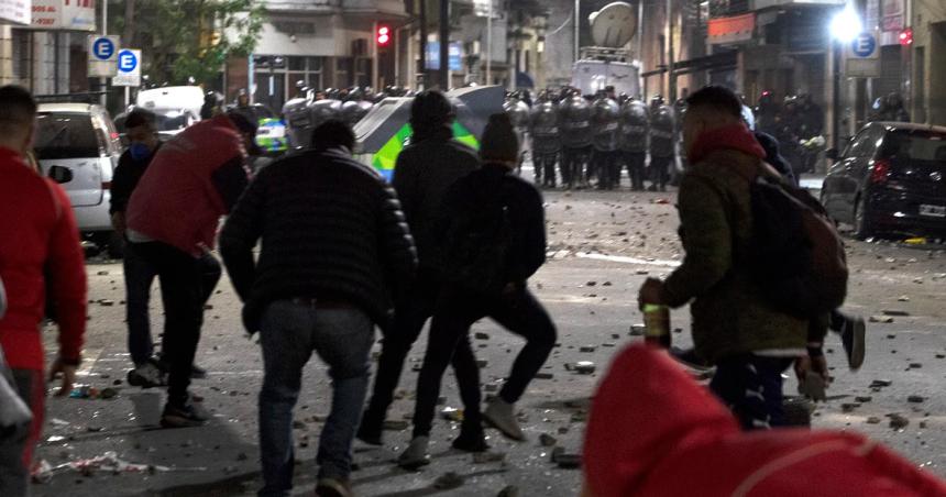 Incidentes con los hinchas de Independiente y la policiacutea frente a la sede en Avellaneda