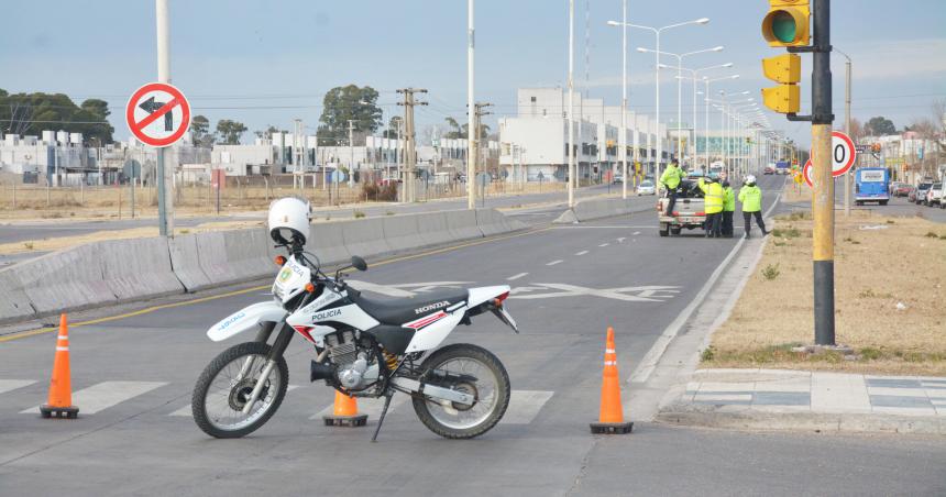 Manejaba por Circunvalacioacuten se le salioacute una rueda y provocoacute la caiacuteda de una motociclista