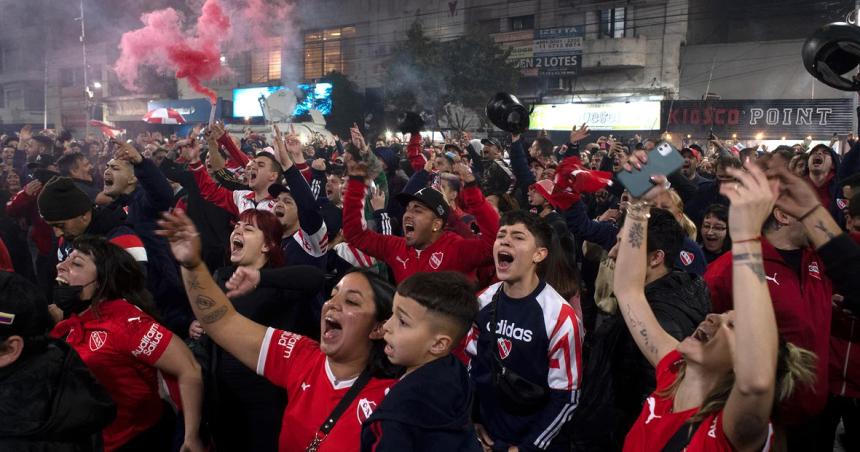 Incidentes con los hinchas de Independiente y la policiacutea frente a la sede en Avellaneda