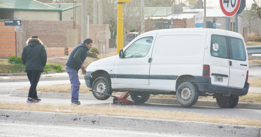 Manejaba por Circunvalacioacuten se le salioacute una rueda y provocoacute la caiacuteda de una motociclista