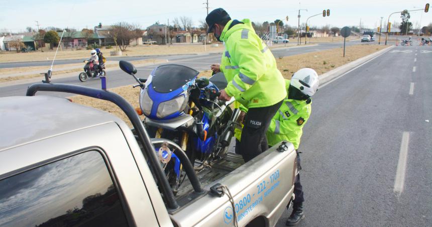 Manejaba por Circunvalacioacuten se le salioacute una rueda y provocoacute la caiacuteda de una motociclista