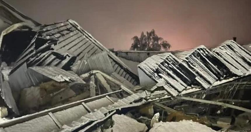 Por la intensa nevada se derrumboacute un gimnasio en Chubut