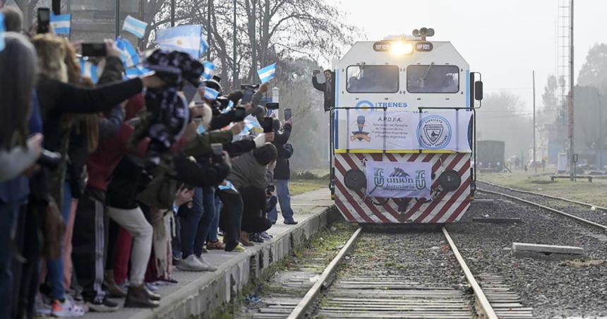 Emocioacuten en 9 de Julio Carlos Casares y Pehuajoacute ante el regreso del tren