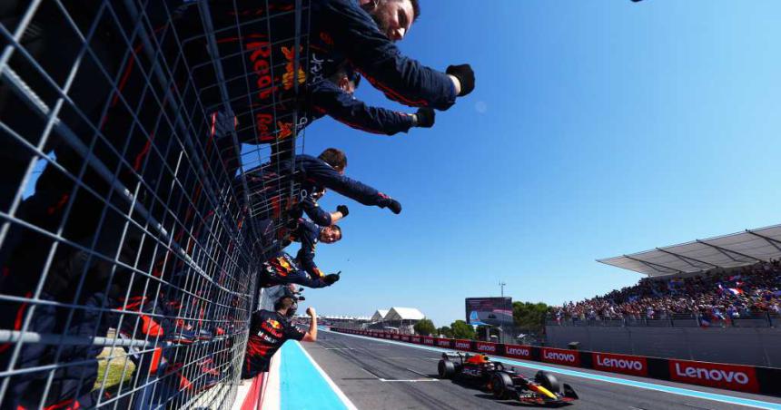 Verstappen ganoacute en Francia y se aleja en la lucha por el tiacutetulo