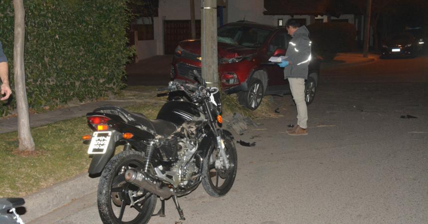 Una camioneta chocoacute a una moto y terminoacute contra una columna