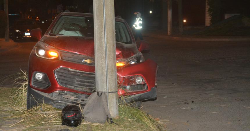 Una camioneta chocoacute a una moto y terminoacute contra una columna