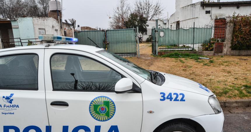 Una mujer fue apuntildealada por otra en el barrio Pentildei Ruca