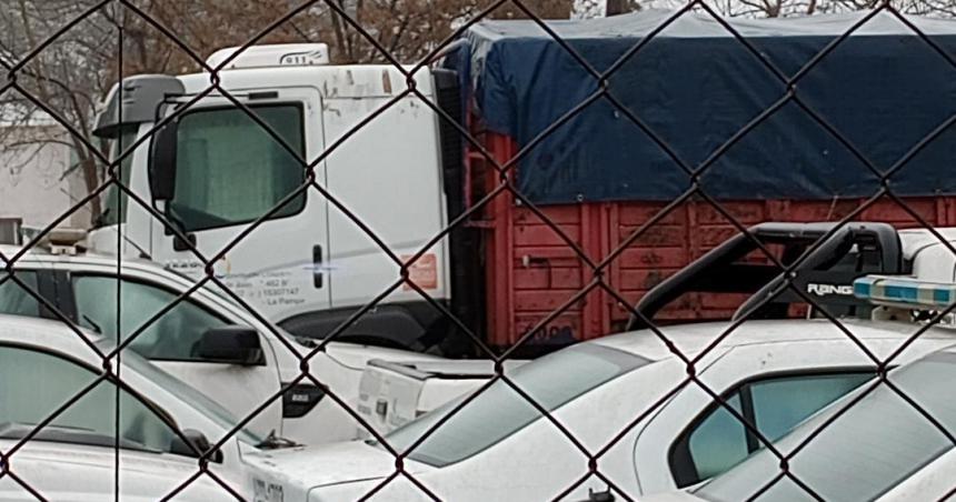 Camionero escapoacute de control policial y chocoacute contra un patrullero