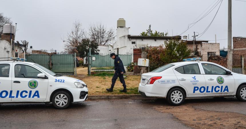 Una mujer fue apuntildealada por otra en el barrio Pentildei Ruca