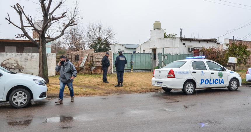 Una mujer fue apuntildealada por otra en el barrio Pentildei Ruca
