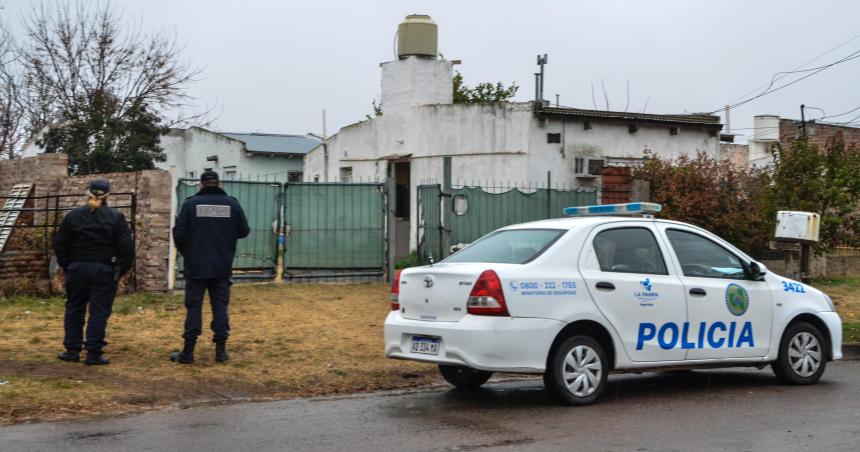 Una mujer fue apuntildealada por otra en el barrio Pentildei Ruca