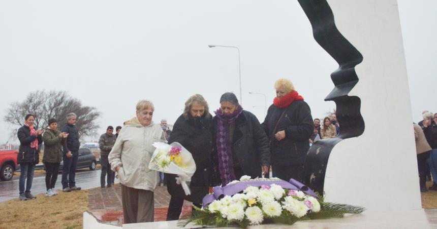 Homenaje en el monumento a Evita