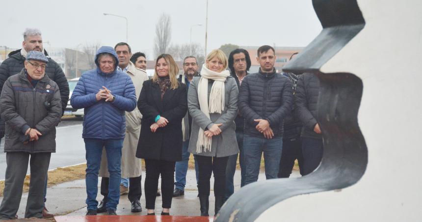 Homenaje en el monumento a Evita