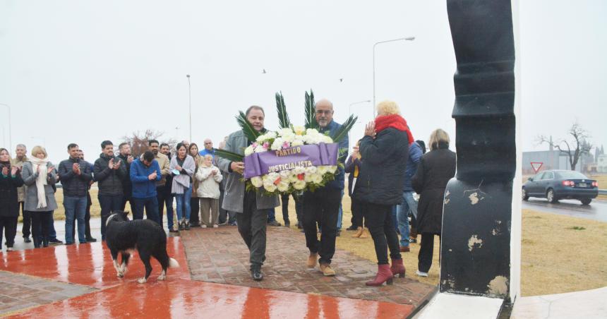 Homenaje en el monumento a Evita