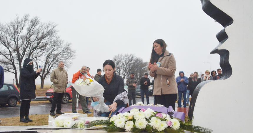 Homenaje en el monumento a Evita