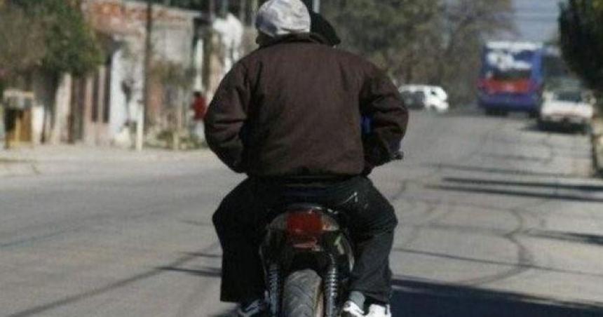 Otro arrebato de los motochorros en Santa Rosa