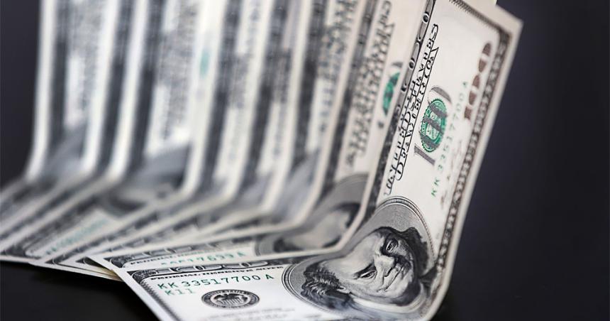 Fuertes caiacutedas de los precios del doacutelar y suba de los bonos