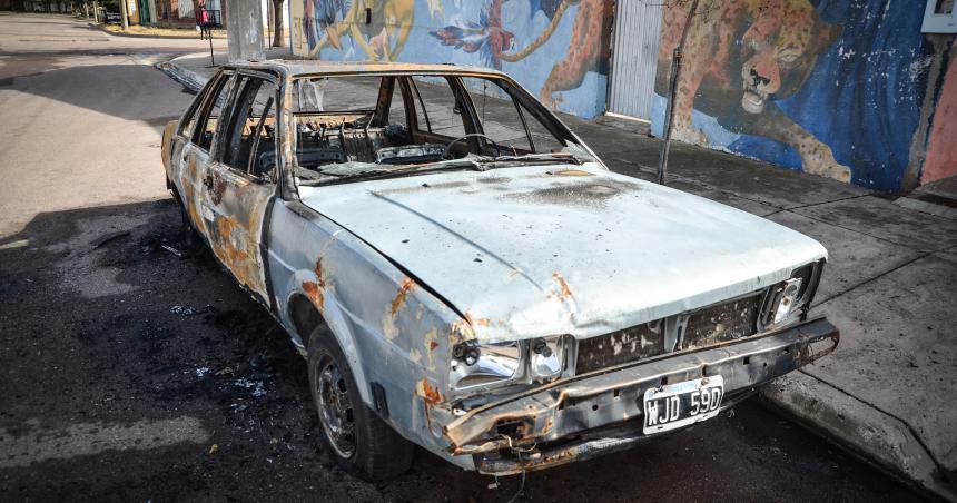 En 20 minutos quemaron dos autos en Santa Rosa