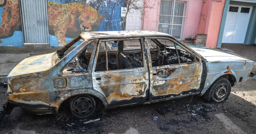 En 20 minutos quemaron dos autos en Santa Rosa